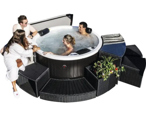 Runder Whirlpool mit Abdeckung und umlaufender Treppe für den Außenbereich mit Personen