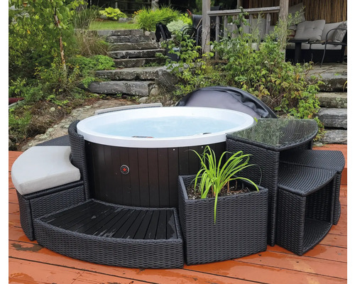 Runder Whirlpool mit Verkleidung und Sitzgelegenheiten im Garten