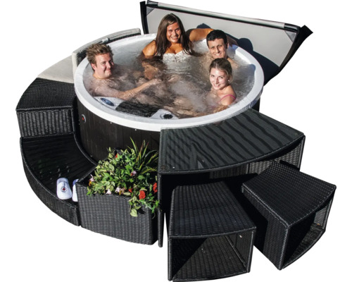 Runder Whirlpool mit integrierter Sitzgruppe und darin badenden Personen.