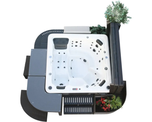Aufnahme eines Whirlpools mit Zubehör wie Treppen, Sitzgelegenheiten und Pflanzen