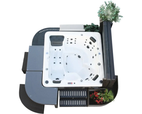 Aufnahme von oben eines Whirlpools mit Treppe, Pflanzen und Abdeckung.
