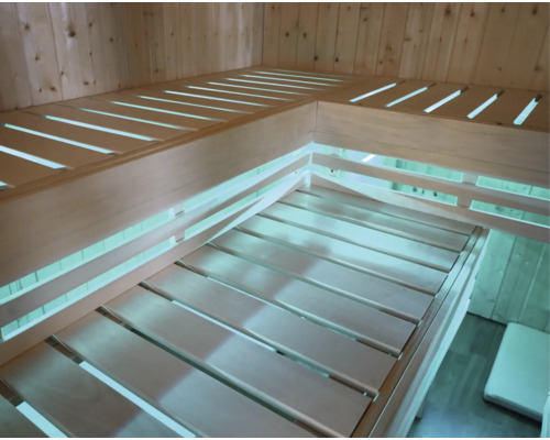 Innenansicht einer Sauna mit Holzsitzen