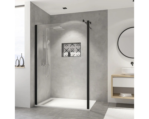 Begehbare Dusche mit schwarzem Rahmen und weißer Duschwanne in einem modernen Badezimmer.