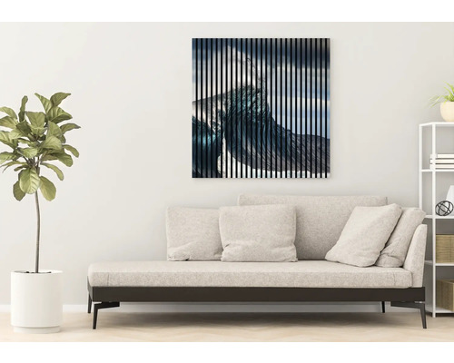 Dekorative Wohnszene mit Sofa und Wandbild mit Wellenmotiv