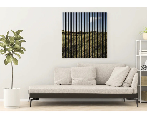 Dekorative Wandpaneele mit Landschaftsmotiv über einem Sofa