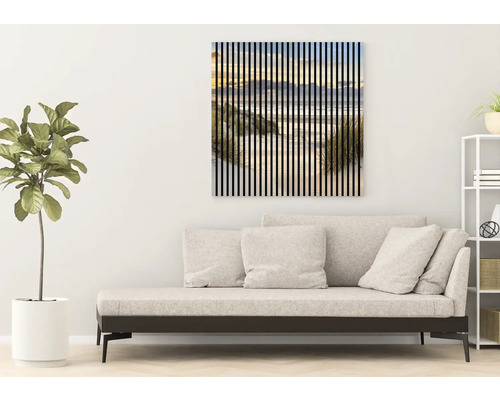 Wohnzimmer mit Tagesbett und einem Wandbild mit Strandmotiv und vertikalen Streifen.