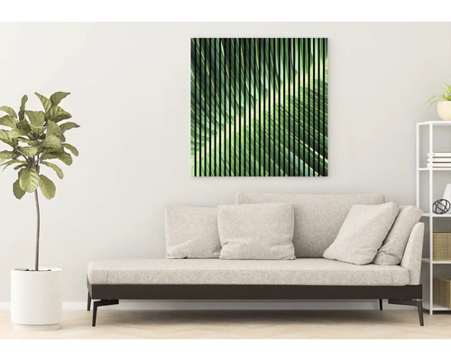 Wohnzimmer mit Couch, Regal und Wandbild mit Pflanzenmotiv