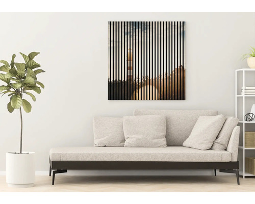 Dekoratives Wandbild mit Leuchtturm-Motiv über Sofa im Wohnzimmer