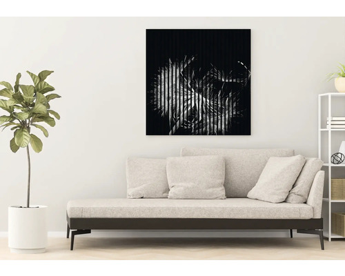 Wohnzimmer mit Sofa, Zimmerpflanze und einem Wandbild mit Pflanzenmotiv