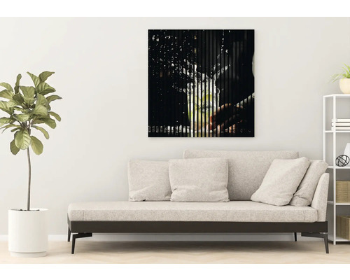 Dekoratives Wandbild mit grafischem Motiv über einem Sofa