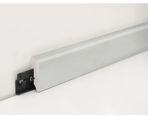 Sockelleiste mit Montageclip an einer Wand befestigt