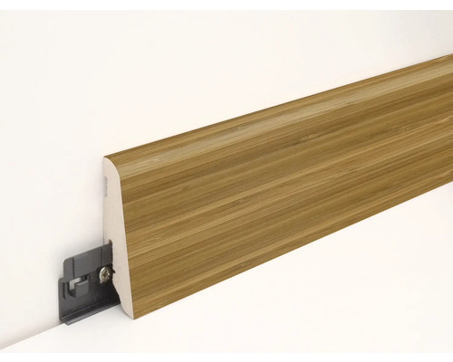 Sockelleiste mit Clip-Befestigung an einer Wand