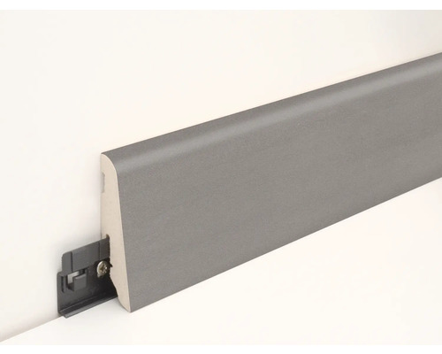 Sockelleiste in Grau mit Befestigungsclip an der Wand