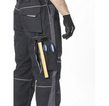 Detailansicht einer Arbeitshose mit Werkzeug in der Tasche