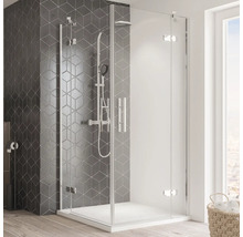 Begehbare Duschkabine mit Duscharmatur und Fliesenwand im Badezimmer.