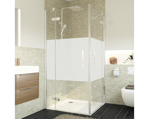 Badezimmer mit Duschkabine aus Glas mit teilweise blickdichter Folie