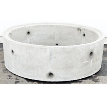 Beton Schachtring mit Löchern