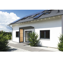 Hausansicht mit Solaranlage auf dem Dach, Fenstern und Eingangstür