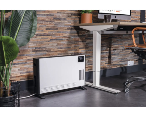 Szene mit einem Heizgerät in einem Büro neben einem Schreibtisch