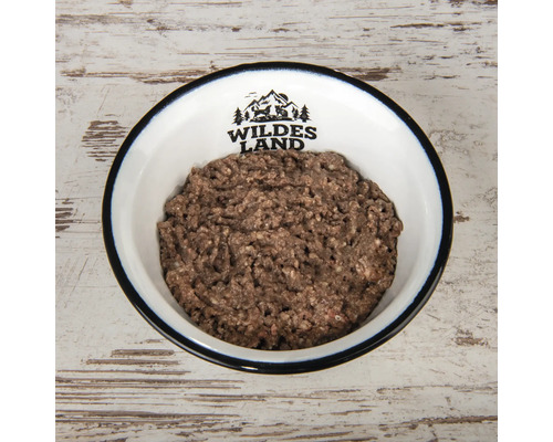 Hundenassfutter in einer Schüssel mit Wildes Land Logo