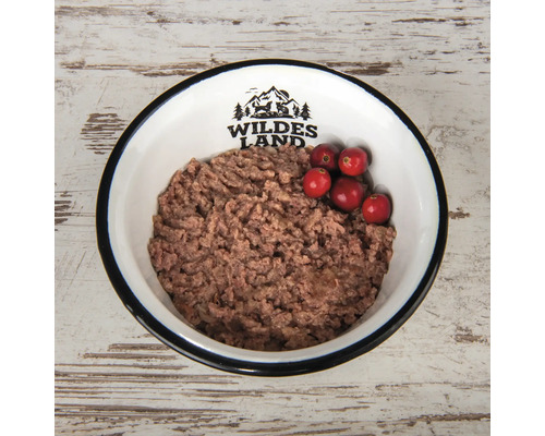 Hundenahrung in Schüssel mit Preiselbeeren, Wildes Land Logo