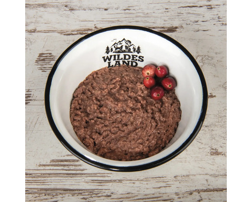 Hundenassfutter in einer Schüssel mit Wildes Land Logo und Cranberries