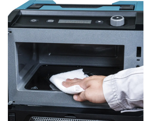 Reinigung des Innenraums einer Mikrowelle mit einem Tuch