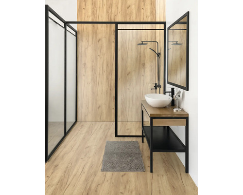 Helles Badezimmer mit Dusche, Waschtisch, Spiegel und Badteppich auf Holzboden