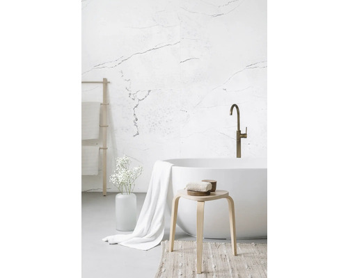 Duschrückwand Rock the Wall 2650x1230x4 mm Marmor Carrara Badezimmer mit freistehender Badewanne, Marmorwand und Holzhocker