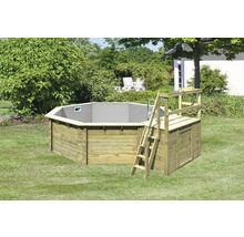Aufstellpool aus Holz mit Leiter im Garten