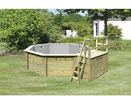 Aufstellpool aus Holz mit Leiter im Garten