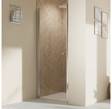 Badezimmer mit Dusche, Handtuchhalter und Wanddekoration