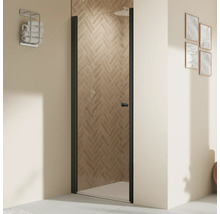 Badezimmer mit Duschabtrennung aus Glas und Handtuchhalter