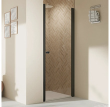 Duschkabine mit brauner Fliesenwand und Handtuchhalter