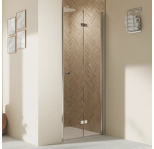 Begehbare Dusche mit Faltwand und Handtuchhalter im Badezimmer