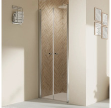 Badezimmer mit Duschabtrennung, Handtuchhalter und Dekoration