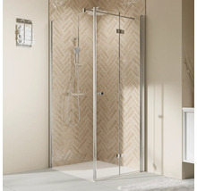 Begehbare Dusche mit Glaswänden und Duscharmatur im Badezimmer