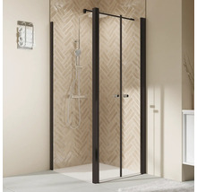 Duschkabine mit Drehtür und Brausegarnitur im Badezimmer