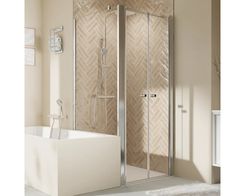 Badezimmer mit Badewanne und Duschabtrennung mit Falttüren