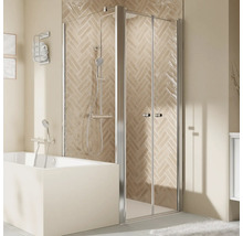 Badezimmer Szene mit Badewanne und Duschabtrennung mit Falttüren.