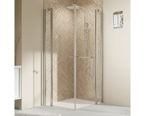 Eckdusche mit Glaswänden und Duscharmatur in einem hellen Badezimmer