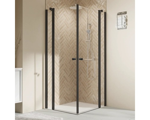 Eckdusche mit Duschkopf und Handbrause im Badezimmer