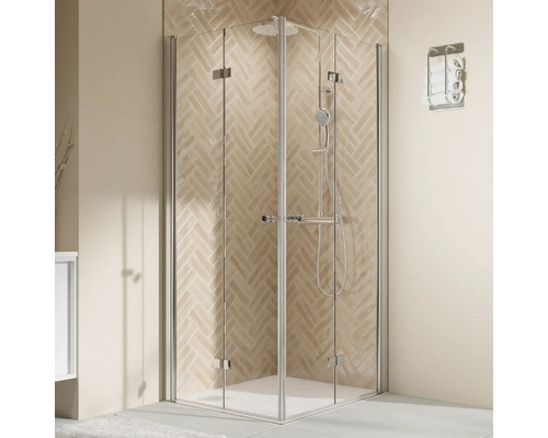 Eckdusche mit Brausegarnitur in Badezimmer