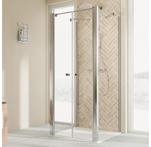 Dusche mit Glaswand und silberfarbenem Rahmen im Badezimmer