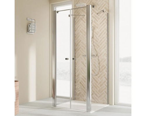 Dusche mit Glaswand und silberfarbenem Rahmen im Badezimmer