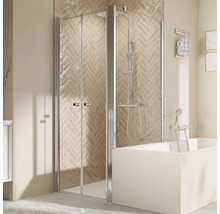 Badezimmer mit Badewanne und Duschabtrennung mit Falttür