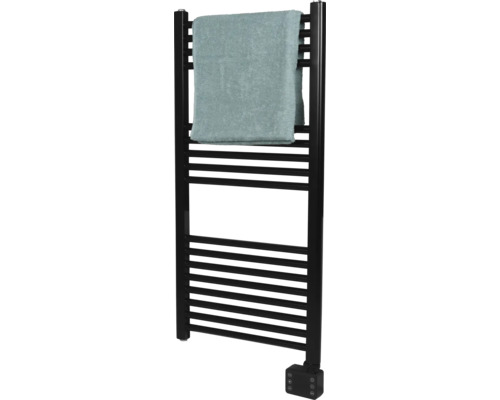 Schwarzer Handtuchwärmer mit einem Handtuch