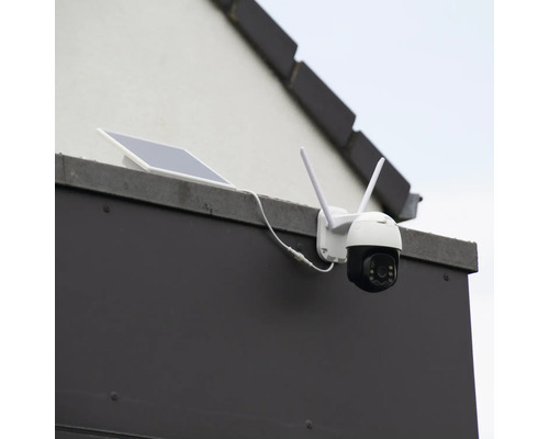 Überwachungskamera mit Solarpanel und Antennen auf einem Dach