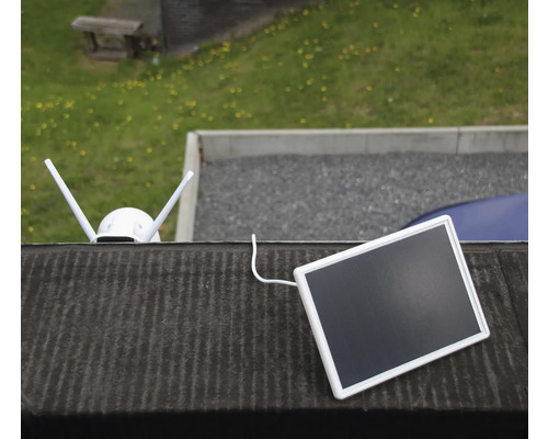 Überwachungskamera mit Solarpanel auf einem Dach