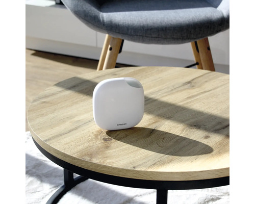 Chocon Logo auf weißem Luftreiniger auf einem Tisch